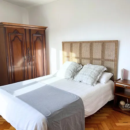 En El Centro De Ponteceso. Apartment